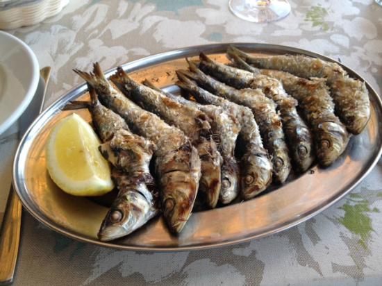 Espetos de sardinas accompagnés d'une salade de tomates... Délicieux !